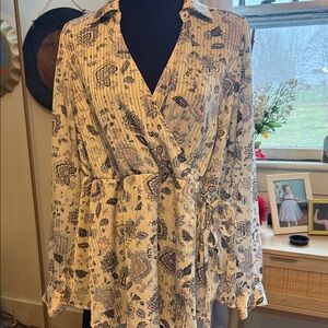 Torrid White and Blue Floral Blouse Size 00 Flowy Flattering Fit Beautiful